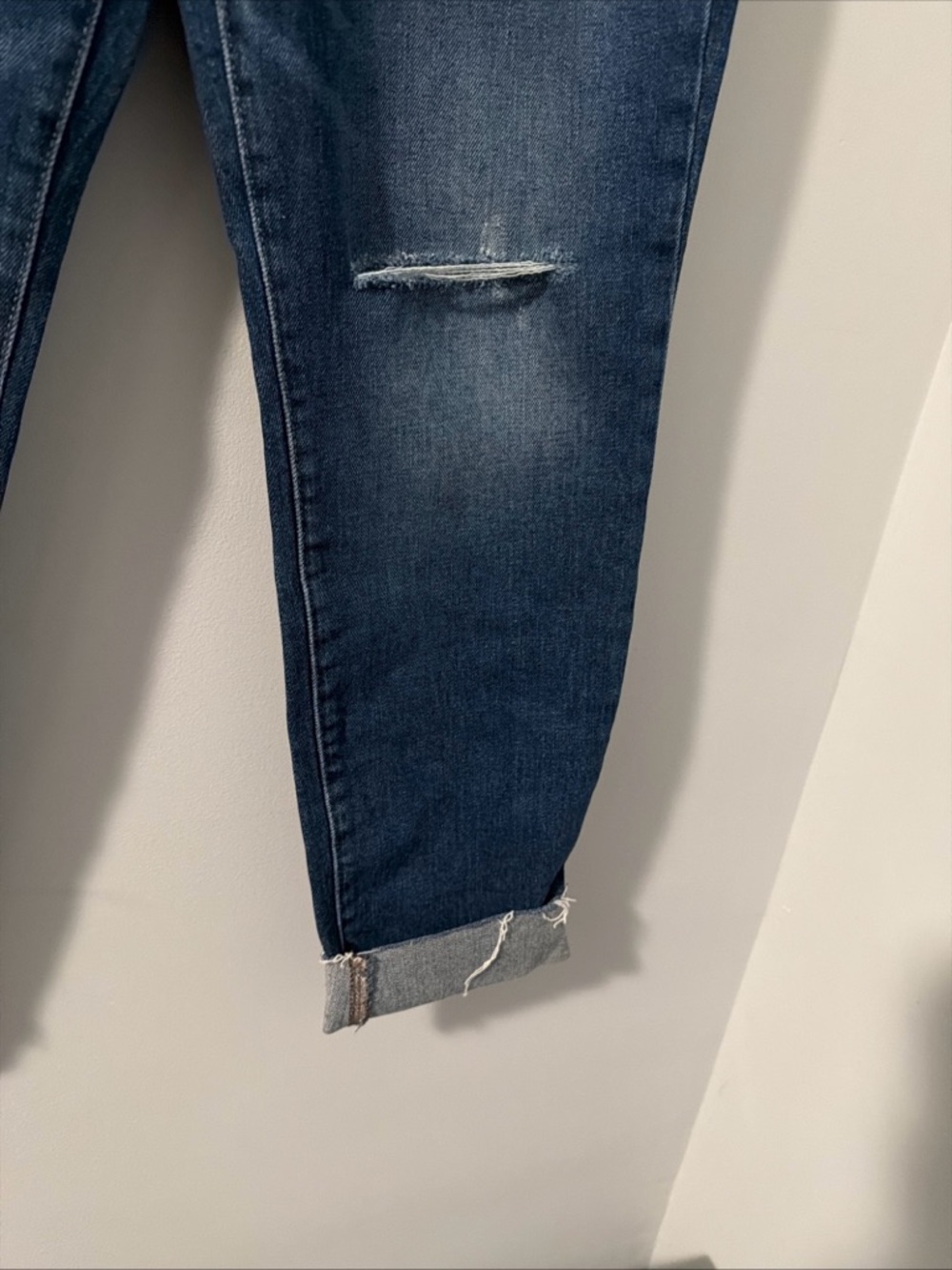 The Old Navy High Rise O.G. Straight Secret Slim Pockets in size 6/28 - Picture 5 of 9